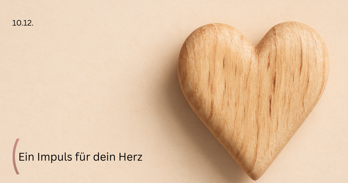 kleines Herz aus Holz, warmer Herz-Fokus, sanfte Farben