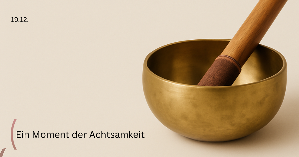 Klangschale aus Messing mit Schlegel auf hellem Hintergrund