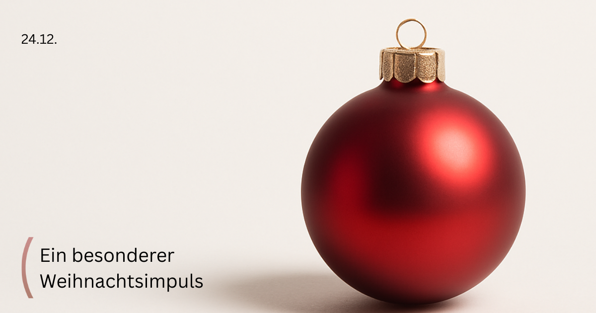 rote Weihnachtskugel auf hellem Grund