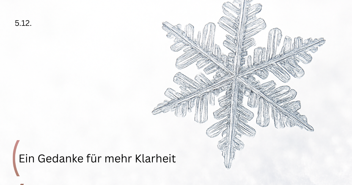 Schneekristall auf weisser Fläche