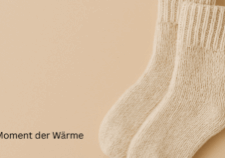 Ein Paar warme beige Wintersocken mit dem Text Ein Moment der Wärme, symbolisch für Hilfe bei Verlustangst und Eifersucht durch Erdung und körperliche Wärme.