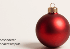 rote Weihnachtskugel auf hellem Grund